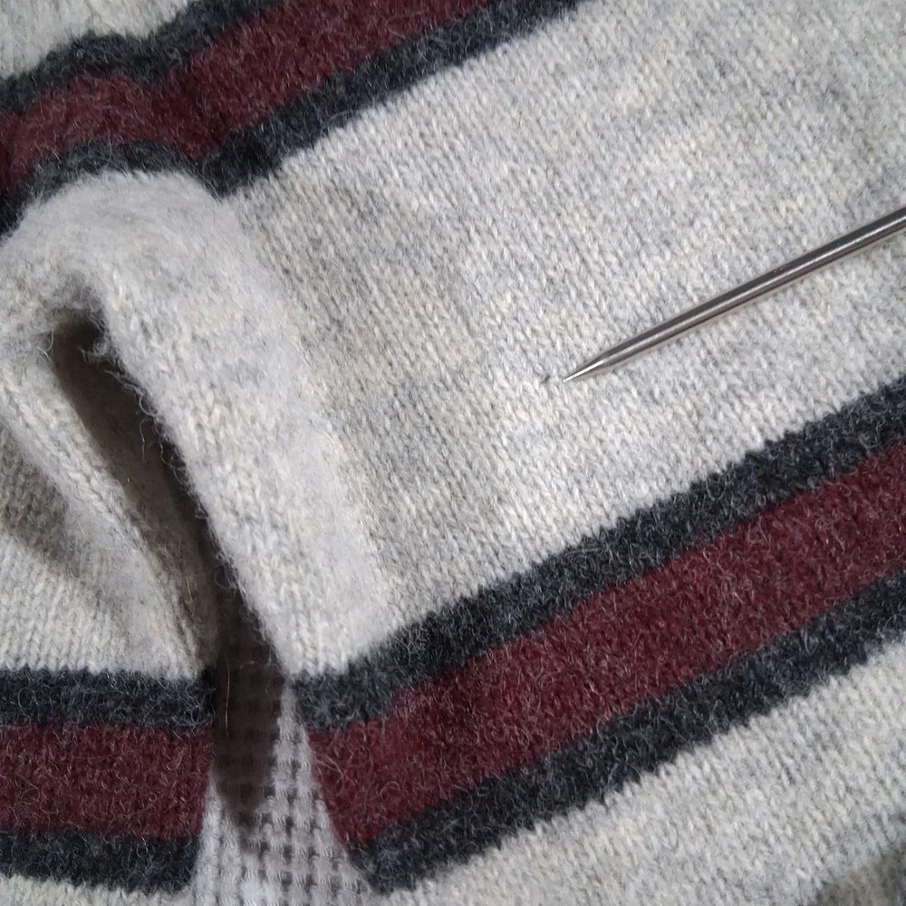Abercrombie & Fitch Mens 100% Wool Striped Crewneck Sweater Gray Burgundy MEDIUM